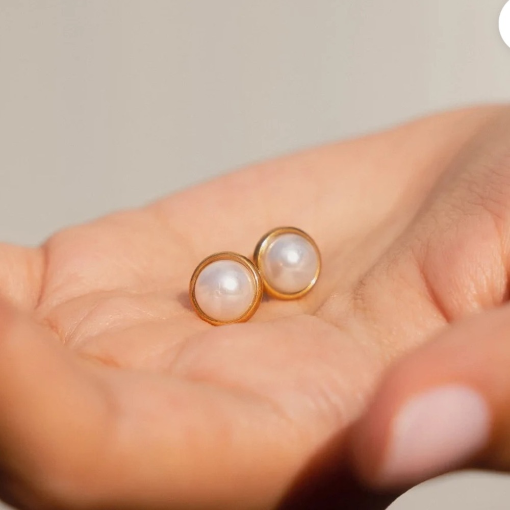 Pearl stud earrings - Picture 4 of 5